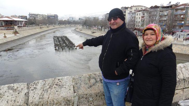 Kızılırmak'ta su seviyesi düşürülünce uyanık kargalar balıkları böyle avladı G5