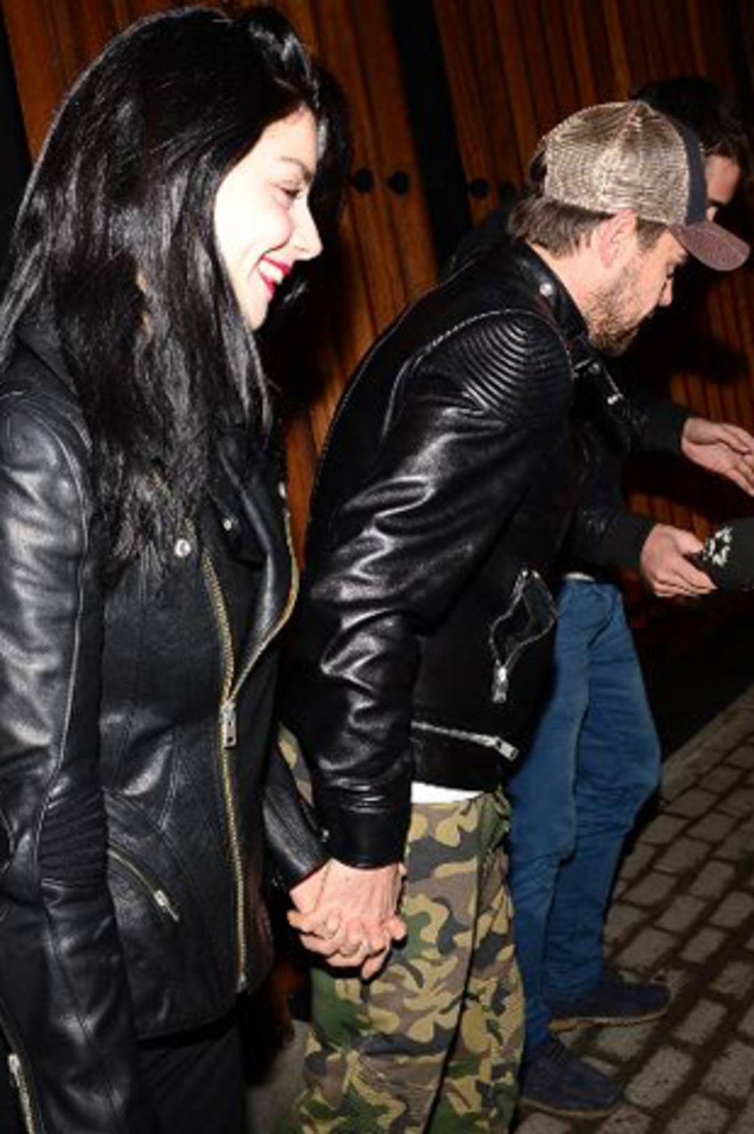 &Uuml;nl&uuml; &ccedil;ift ilk kez el ele g&ouml;r&uuml;nt&uuml;lendi