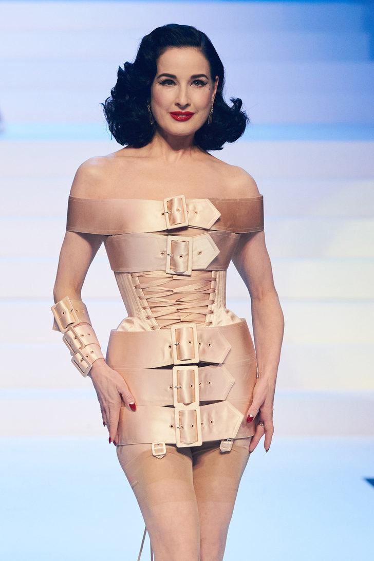 Paris Moda Haftası'nda Jean Paul Gaultier'den efsane final! Ünlü modeller podyumu salladı G5