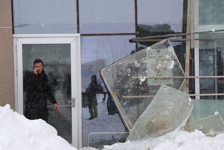 Van'da hastane girişindeki çatı çöktü! 9 yaralı G1