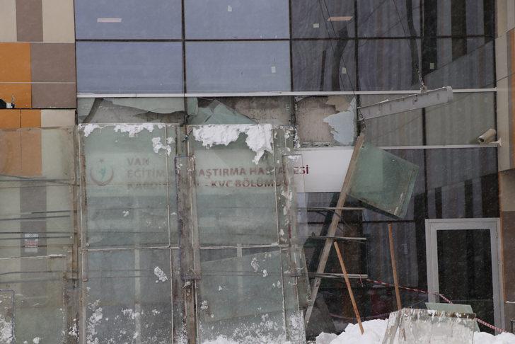 Van'da hastane girişindeki çatı çöktü! 9 yaralı G3