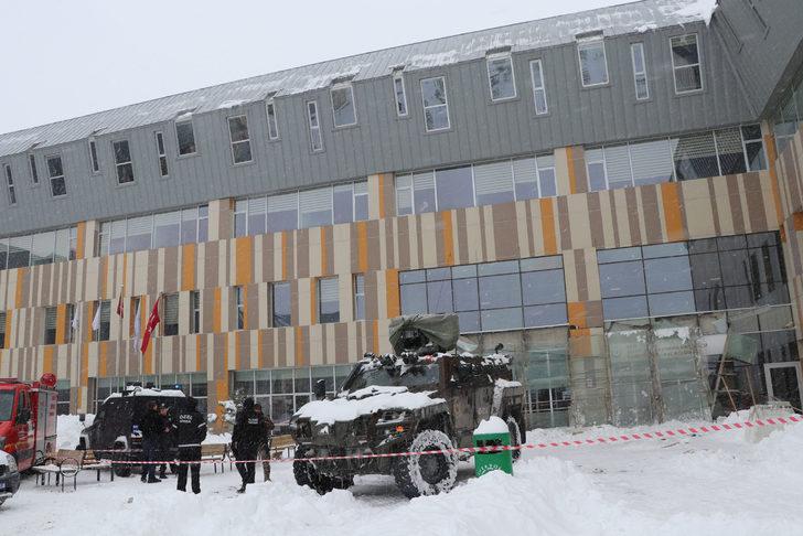 Van'da hastane girişindeki çatı çöktü! 9 yaralı G4