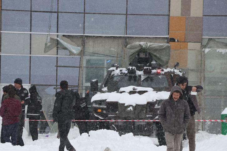 Van'da hastane girişindeki çatı çöktü! 9 yaralı G5