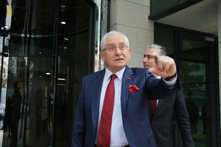 YSK Başkanı Sadi Güven basın mensuplarıyla vedalaşıp son çayını içti G1