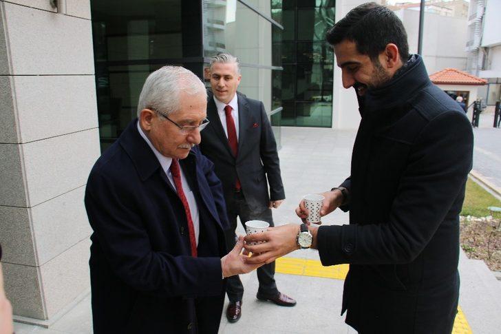 YSK Başkanı Sadi Güven basın mensuplarıyla vedalaşıp son çayını içti G3