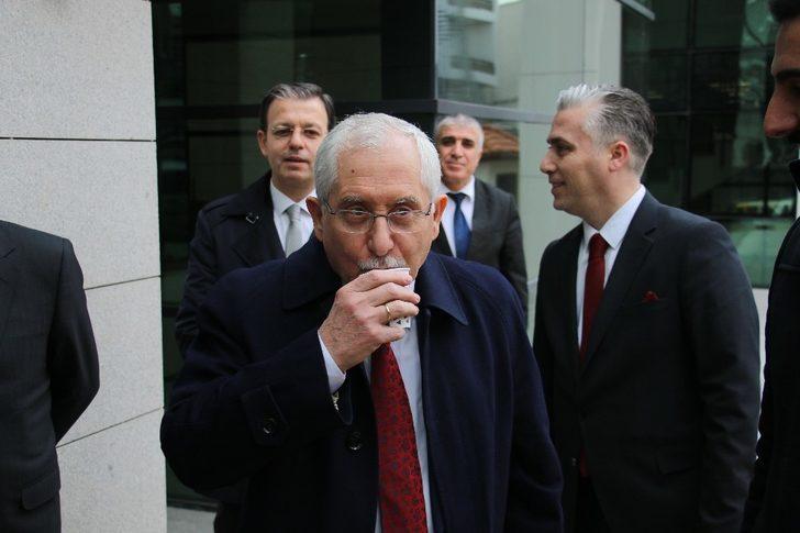 YSK Başkanı Sadi Güven basın mensuplarıyla vedalaşıp son çayını içti G5