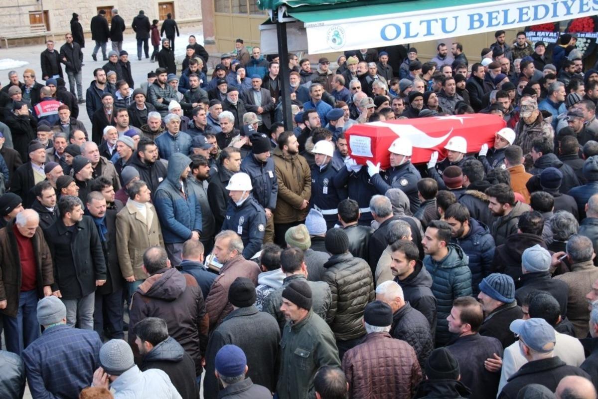 Kalp krizi ge&ccedil;irerek hayatını kaybeden polis memuru, son yolculuğuna uğurlandı