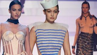 Paris Moda Haftası'nda Jean Paul Gaultier'den efsane final! Ünlü modeller podyumu salladı
