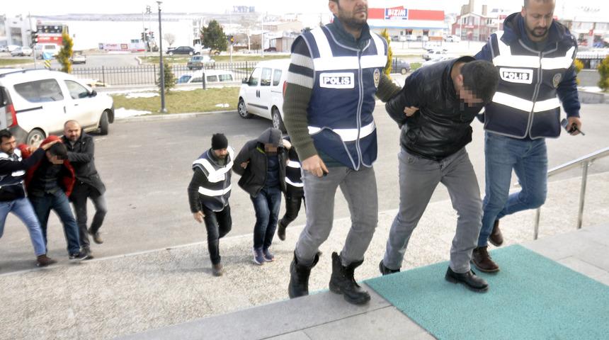 Polisi görünce çoraplarına sakladıkları altınları yola attılar