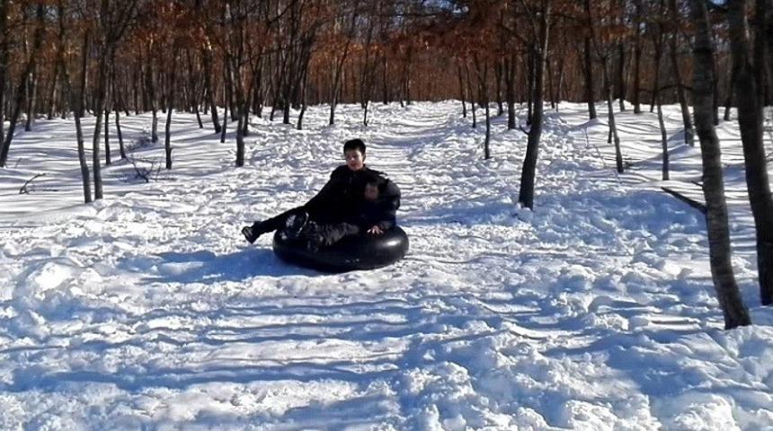 &Ccedil;ocukların yarı yıl tatilinde kamyon lastiği ile kar keyfi