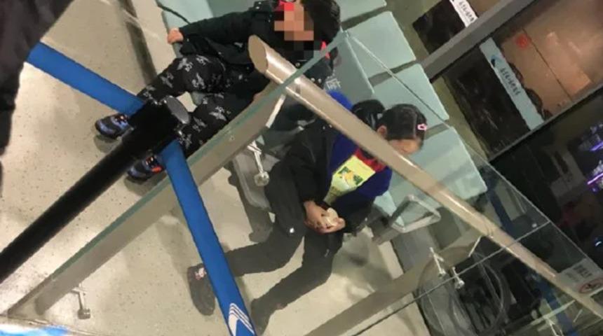 Hasta çocuklarını havalimanında terk edip gittiler!