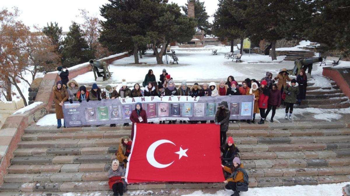 Karın zirvesinde kamp hayran bıraktı