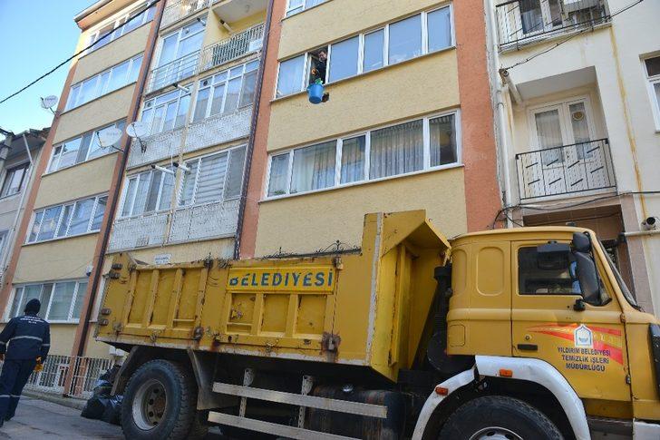 Bursa'da ekipleri bile şoke eden manzara! Çöp evden 13 ton atık çıktı G1