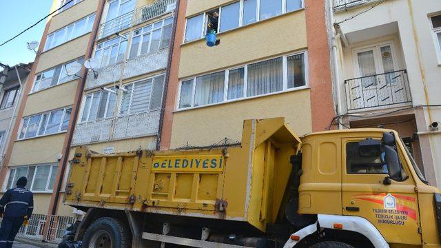 Yaşlı kadının evinden 13 ton çöp çıktı