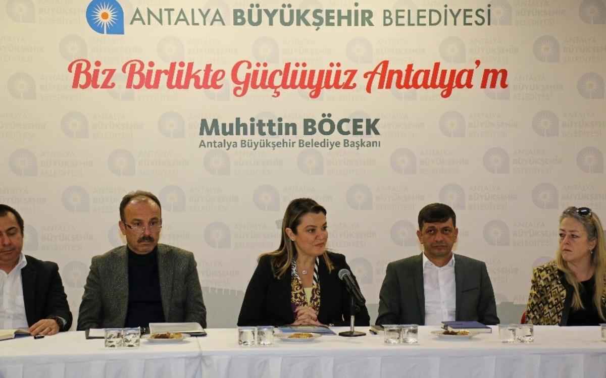 Genel Sekreteri Cansel Tuncer, işletme ihalesi iptal edilen Konyaaltı Sahili&rsquo;ndeki alt kiracılarla biraya geldi