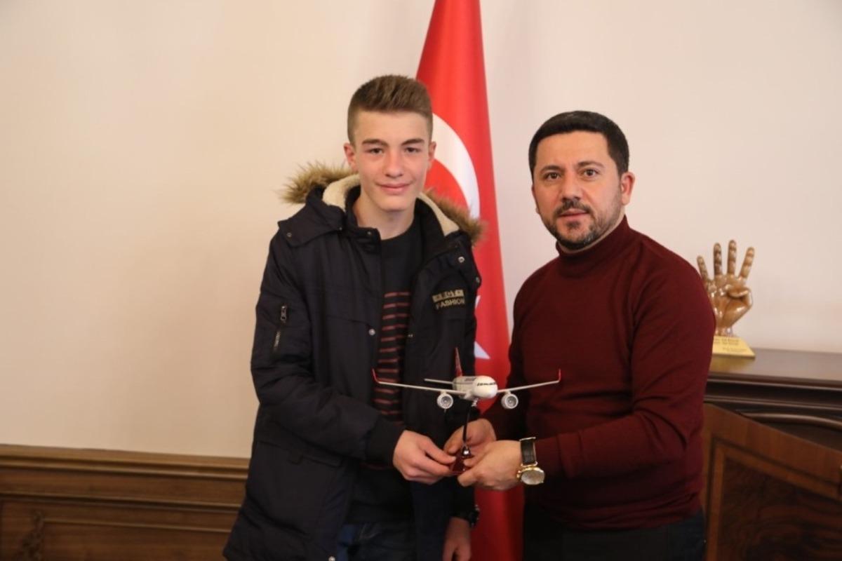 Başkan Arı, T&uuml;rkiye birincisi olan sporcuyu tebrik etti