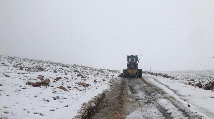 Nusaybin&rsquo;de kardan dolayı kapanan yollar temizleniyor