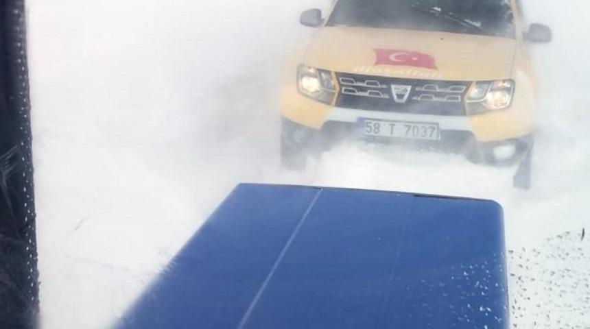 Tipide mahsur kalan ticari taksi ve s&uuml;r&uuml;c&uuml;s&uuml; kurtarıldı