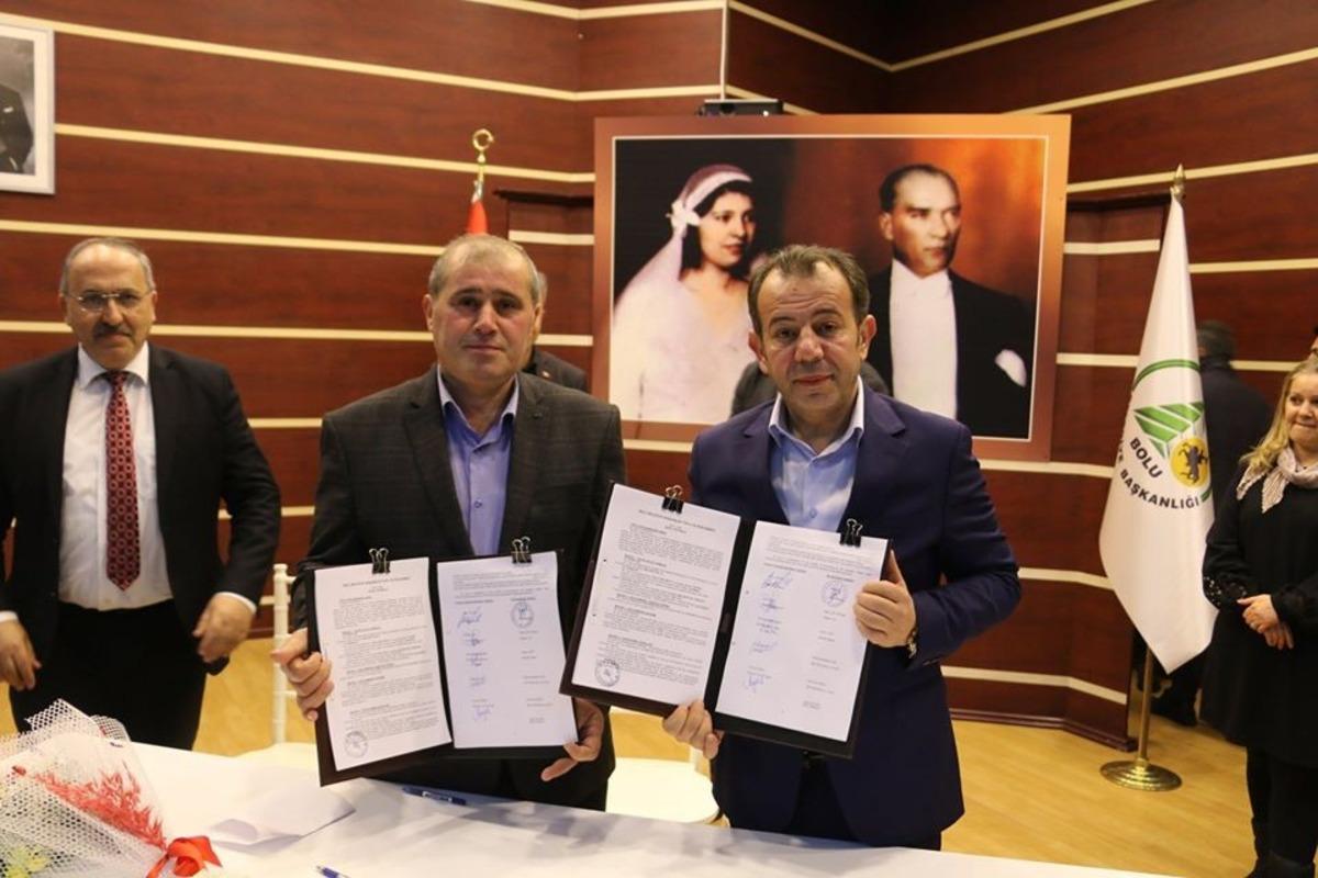 İş&ccedil;iler yapılan zammı, Bolu Belediye Başkanı Tanju &Ouml;zcan ile g&ouml;bek atarak kutladı