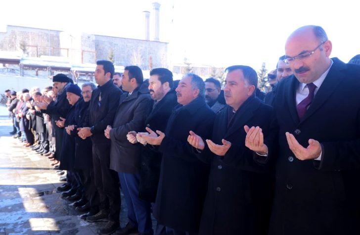 AİÇÜ Rektörü Prof. Dr. Karabulut’un kayınvalidesi toprağa verildi G2