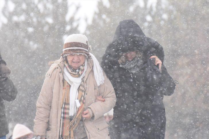 Kars'ta dondurucu soğuk! Battaniyelere sarılarak yürüdüler G3