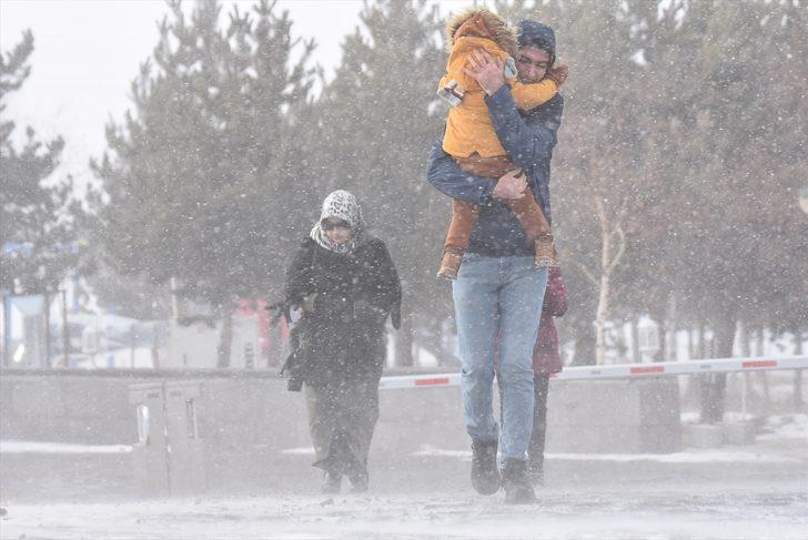 Kars'ta dondurucu soğuk! Battaniyelere sarılarak yürüdüler G4