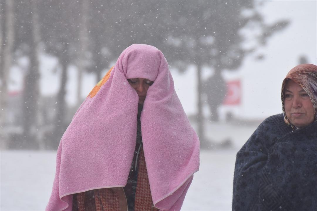 Kars'ta dondurucu soğuk! Battaniyelere sarılarak y&uuml;r&uuml;d&uuml;ler