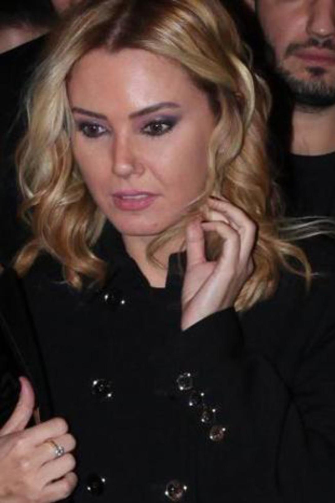 Ece Erken'den eski nişanlısına tokat