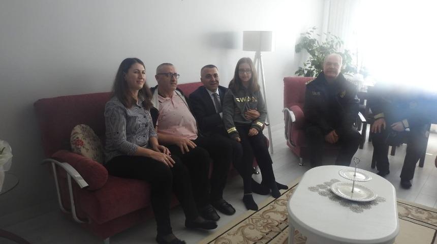 Vali yaralanan polisi ziyaret etti