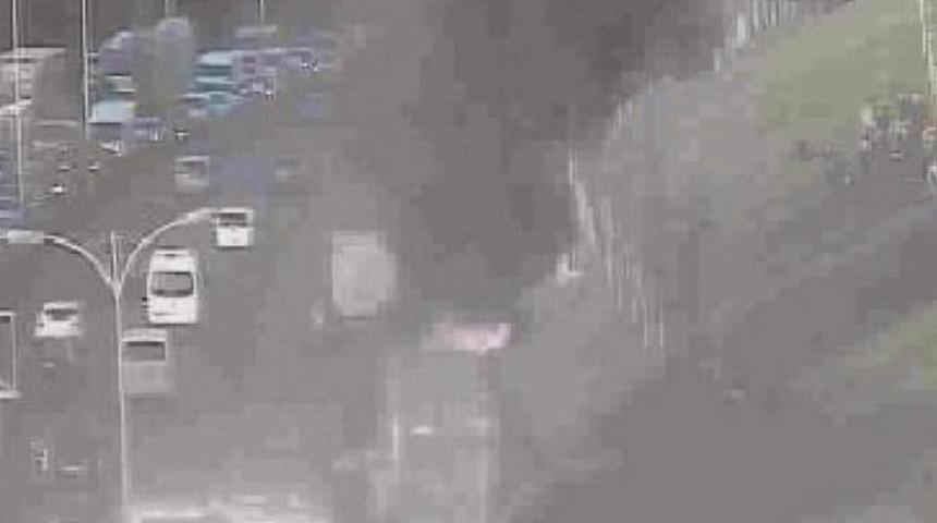 Trafiği kilitleyen yangın! Esenyurt'ta TIR alev alev yandı