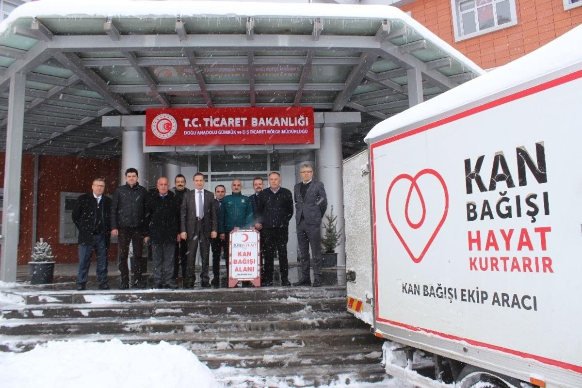 G&uuml;mr&uuml;k personelinden kan bağışı