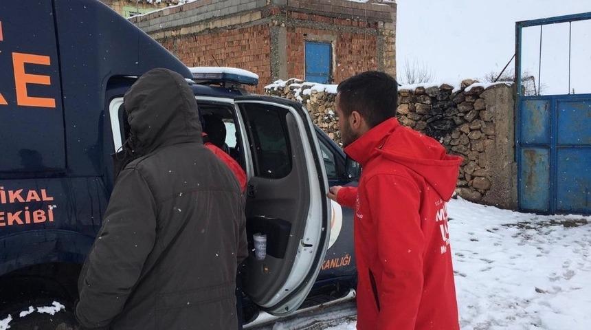 Kardan yolu kapanan mahallelerde 25 hasta hastaneye ulaştırıldı