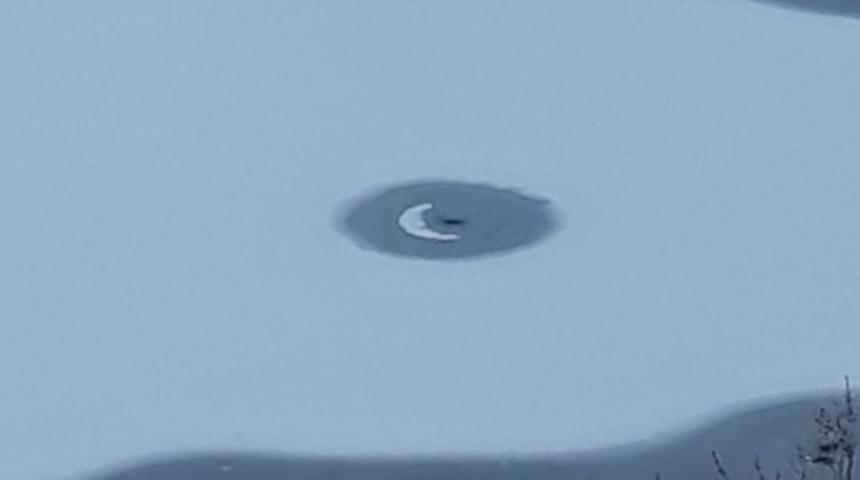 Buzla gelen ay-yıldız g&uuml;zelliği