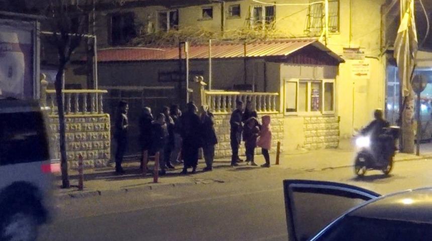 Depremi hisseden vatandaşlar kendilerini sokağa attı