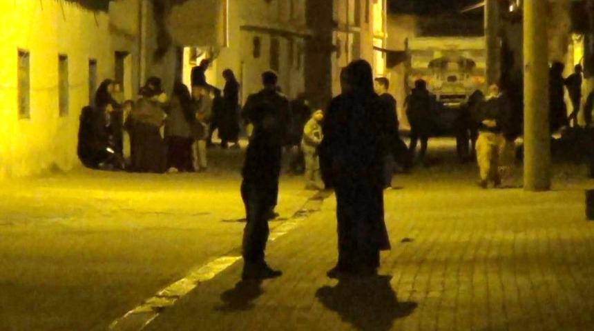 Deprem sınır il&ccedil;esi Ak&ccedil;akale&rsquo;de halkı sokaklara d&ouml;kt&uuml;