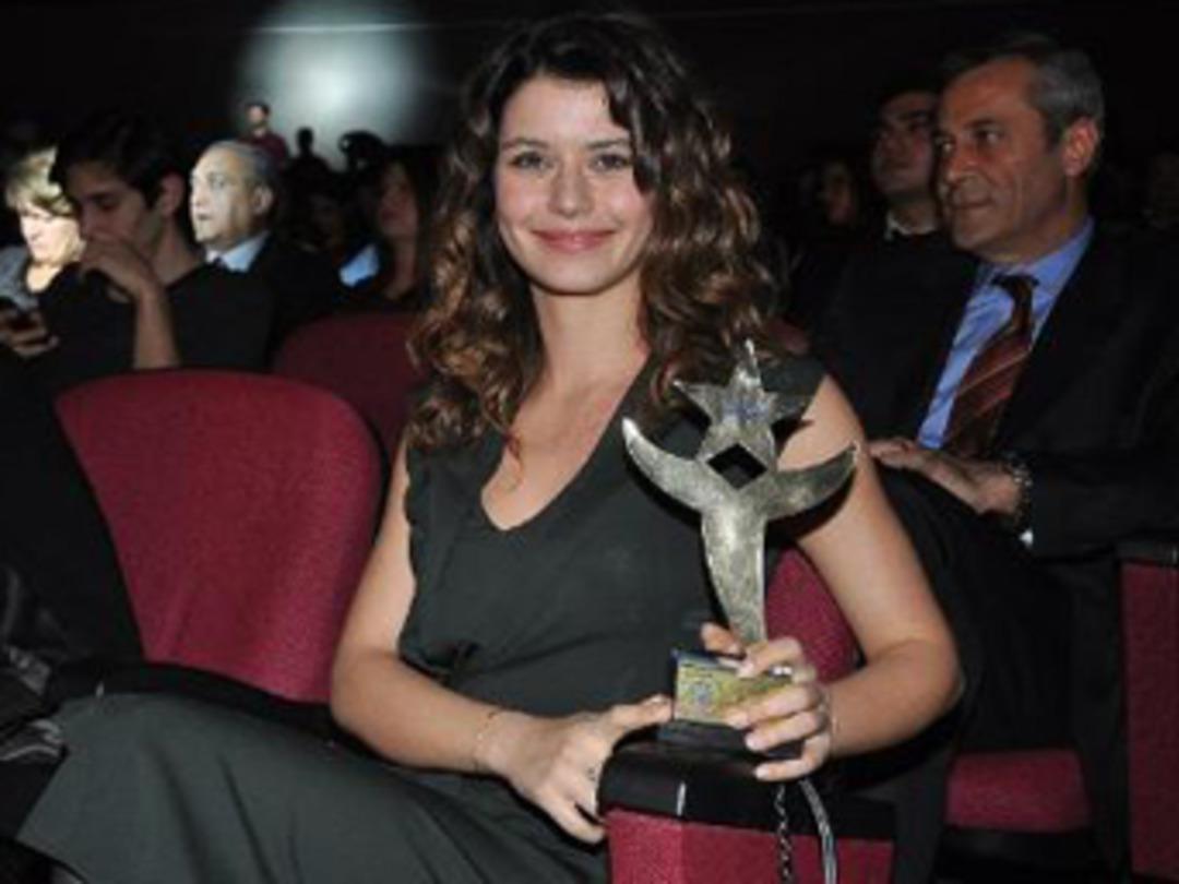 Beren Saat: M&uuml;sl&uuml;man kadın engelleniyor