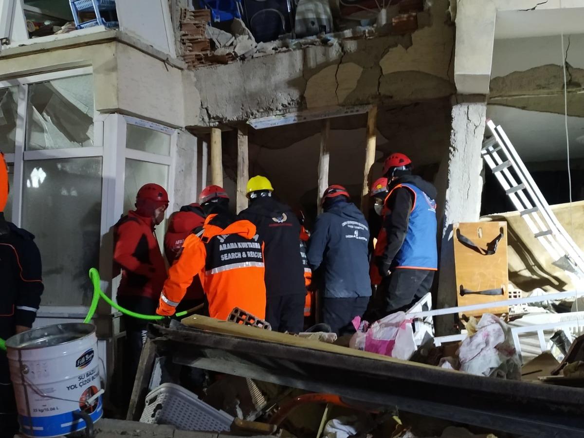 Elazığ merkezli 6.8'lik deprem, yurdun doğusunu salladı: 19 &ouml;l&uuml; (7)
