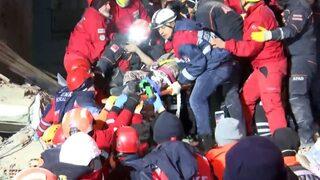 Elazığ'daki depremden iyi haber... Kurtarma çalışmaları devam ediyor, enkaz altından çıkarıldılar