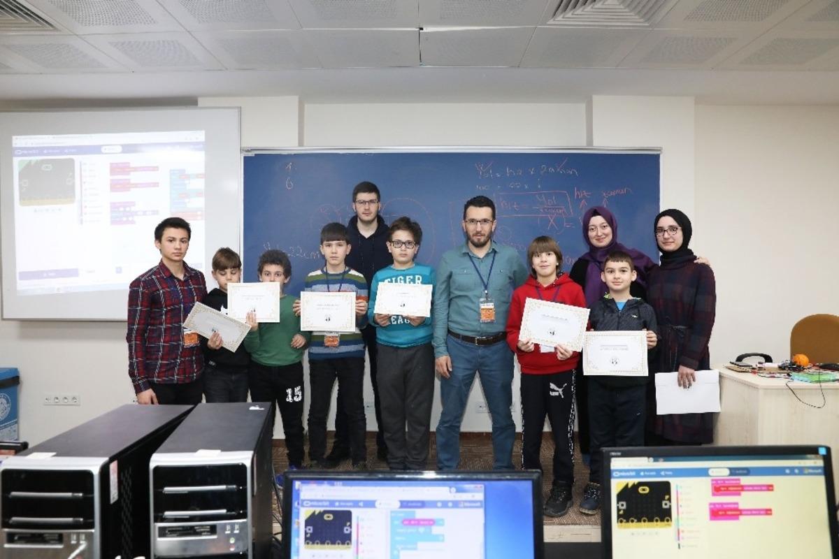 Robotik Kodlama &ouml;ğrenen &ccedil;ocuklar sertifika sahibi oldu