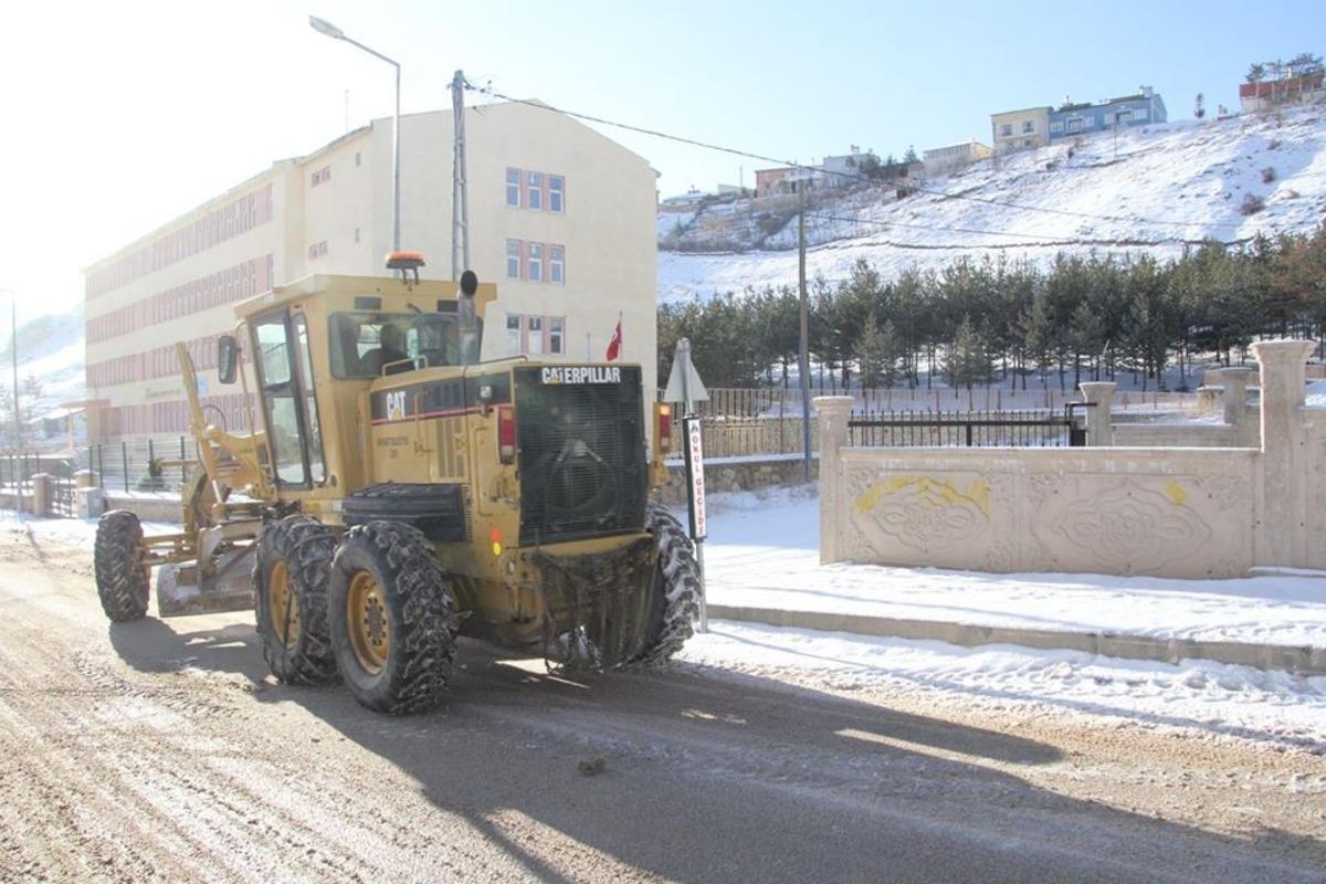 Bayburt Belediyesinden karla m&uuml;cadele &ccedil;alışması