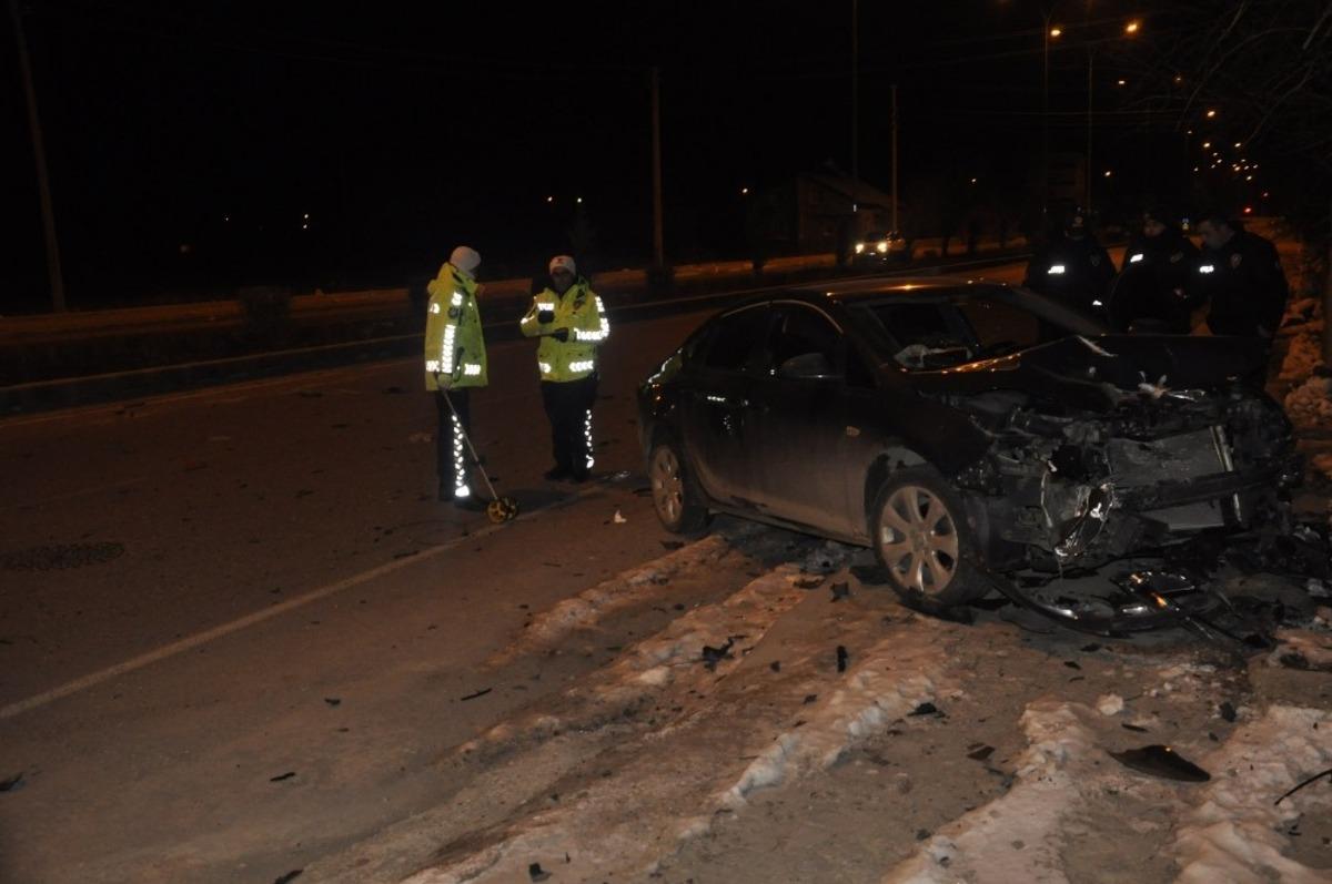 Seydişehir&rsquo;de otomobiller &ccedil;arpıştı: 3 yaralı