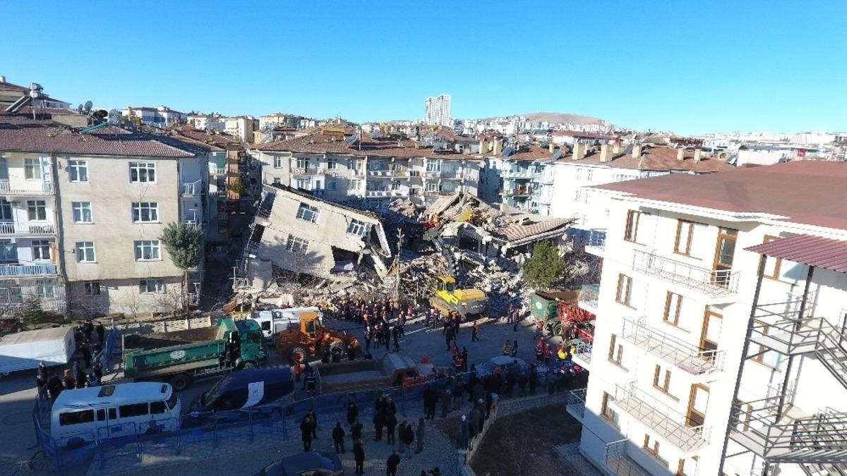 Elazığ'daki depremin ardından enkaz alanı havadan g&ouml;r&uuml;nt&uuml;lendi