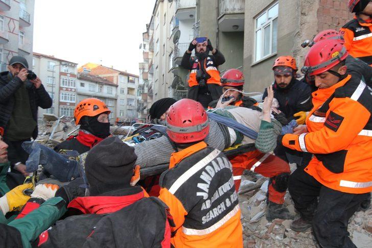 Yerini bildirdiği cep telefonu ile 13 saat sonra enkazdan çıkarıldı G1