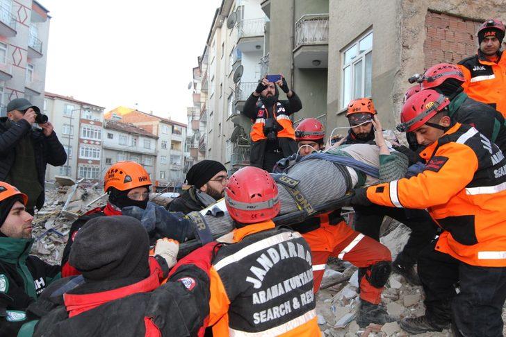 Yerini bildirdiği cep telefonu ile 13 saat sonra enkazdan çıkarıldı G2