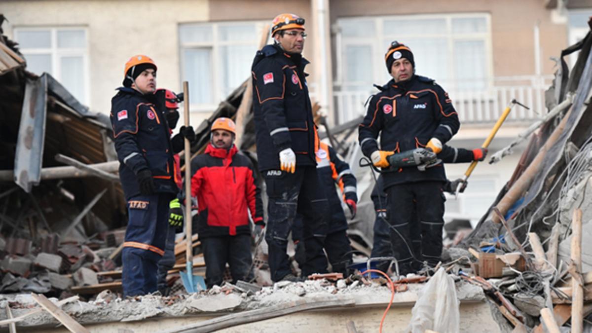 Spor d&uuml;nyasından deprem paylaşımları
