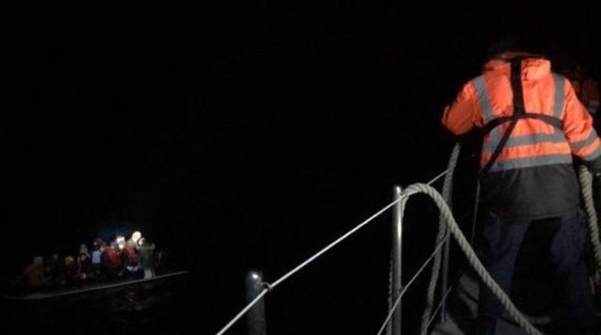 Enez’de bot içerisindeki 14 düzensiz göçmen yakalandı