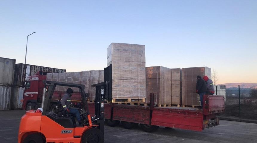 Deprem b&ouml;lgesine yardımlar s&uuml;r&uuml;yor