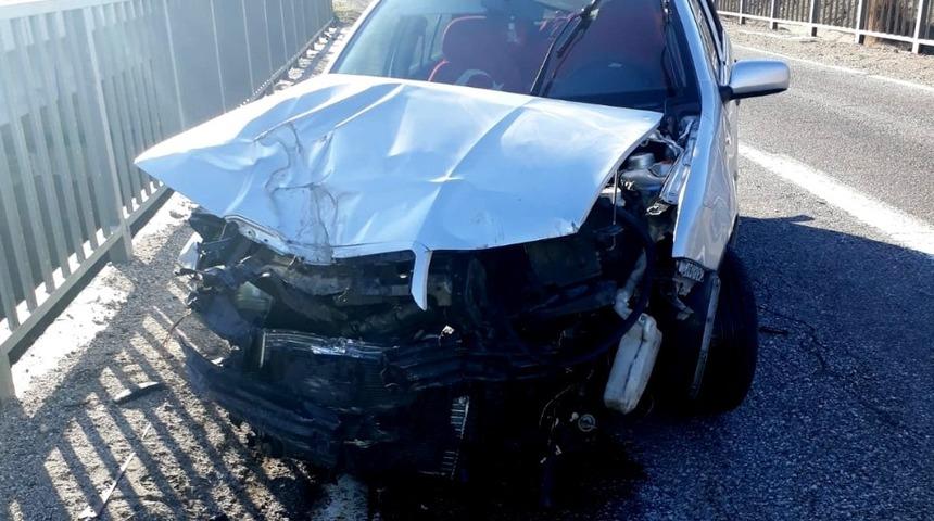 Otomobil k&ouml;pr&uuml;n&uuml;n korkuluklarına &ccedil;arptı