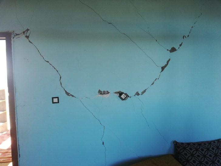 Deprem sonrası Çınar’da bazı evlerin duvarlarında çatlaklar oluştu G2