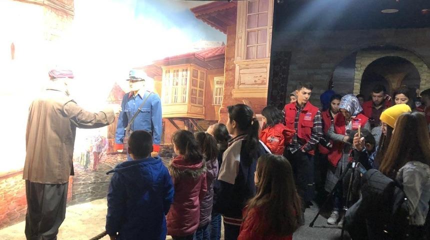 G&ouml;n&uuml;ll&uuml; gen&ccedil;ler yetimleri sevindirdi